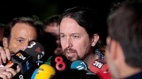 El líder de Podemos, Pablo Iglesias, atiende a los medios de comunicación, hoy a su salida de la prisión de Lledoners (Barcelona) después de reunirse con el exvicepresidente de la Generalitat y líder de ERC, Oriol Junqueras. EFE El líder de Podemos, Pablo Iglesias, atiende a los medios de comunicación, hoy a su salida de la prisión de Lledoners (Barcelona) después de reunirse con el exvicepresidente de la Generalitat y líder de ERC, Oriol Junqueras. EFE