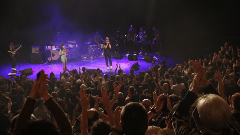 Públic dempeus al concert de Delafé y las Flores Azules al festival Strenes de Girona.