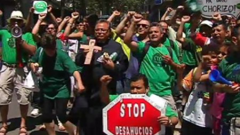200 miembros de la PAH protestan en una sucursal del Banco Popular 200 miembros de la PAH protestan en una sucursal del Banco Popular