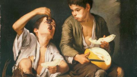 Niños comiendo uvas y melón