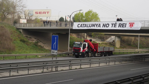 Pancarta desplegada per l'ANC i Òmnium Cultural sobre la carretera en direcció a la planta de la Seat a Martorell. Pancarta desplegada per l'ANC i Òmnium Cultural sobre la carretera en direcció a la planta de la Seat a Martorell.
