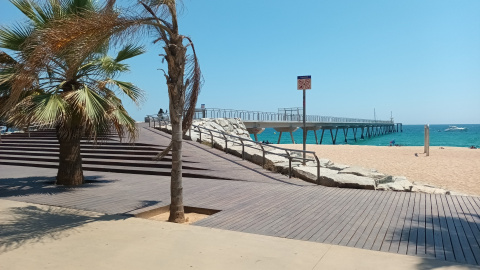 Puente construido sobre el mar en el Paseo marítimo de Badalona.