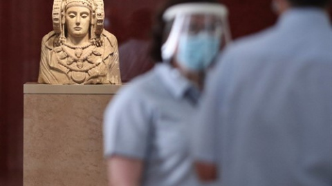 Dos trabajadores protegidos con mascarilla y pantalla vigilan una de las salas donde se encuentra la escultura de La Dama de Elche en el Museo Arqueológico. Madrid a 9/06/2020. Foto de archivo. Dos trabajadores protegidos con mascarilla y pantalla vigilan una de las salas donde se encuentra la escultura de La Dama de Elche en el Museo Arqueológico. Madrid a 9/06/2020. Foto de archivo.
