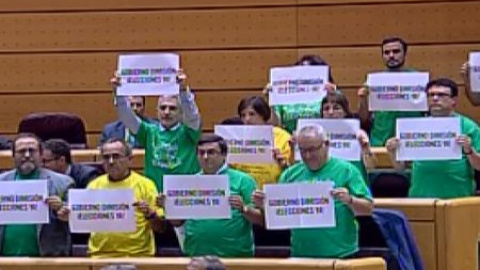 Carteles de 'Gobierno dimisión. Elecciones ya' en el Pleno del Congreso Carteles de 'Gobierno dimisión. Elecciones ya' en el Pleno del Congreso