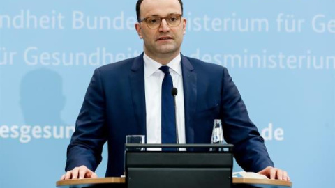 El ministro de Salud alemán, Jens Spahn, da una conferencia de prensa sobre la vacuna AstraZeneca en Berlín, Alemania, el 15 de marzo de 2021. El ministro de Salud alemán, Jens Spahn, da una conferencia de prensa sobre la vacuna AstraZeneca en Berlín, Alemania, el 15 de marzo de 2021.