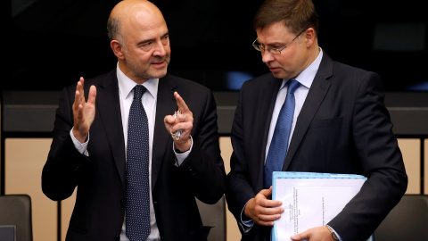 El comisario europeo de Asuntos Económicos, Pierre Moscovici, y el viceopresidente de la Comisión, Valdis Dombrovskis, en la reunión del Ejecutivo comunitario en estrasburgo. REUTERS/Vincent Kessler El comisario europeo de Asuntos Económicos, Pierre Moscovici, y el viceopresidente de la Comisión, Valdis Dombrovskis, en la reunión del Ejecutivo comunitario en estrasburgo. REUTERS/Vincent Kessler