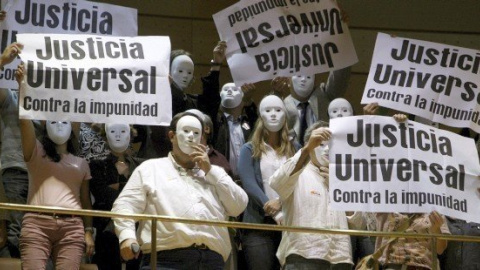 Varias personas protestas contra la reformar de la ley de jurisdicción universal en el Congreso de los Diputados-. NUEVA TRIBUNA Varias personas protestas contra la reformar de la ley de jurisdicción universal en el Congreso de los Diputados-. NUEVA TRIBUNA