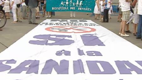 Centenares de personas se manifiestan por la sanidad pública Centenares de personas se manifiestan por la sanidad pública