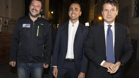 El ministro italiano del Interior y líder de Liga Norte, Matteo Salvini, el ministro de Trabajo y líder del Movimiento 5 Estrellas, Luigi Di Maio, y el primer ministro Giuseppe Conte, tras una reunión en el Palacio Chigi de Roma. EFE/Riccardo Antimian El ministro italiano del Interior y líder de Liga Norte, Matteo Salvini, el ministro de Trabajo y líder del Movimiento 5 Estrellas, Luigi Di Maio, y el primer ministro Giuseppe Conte, tras una reunión en el Palacio Chigi de Roma. EFE/Riccardo Antimian