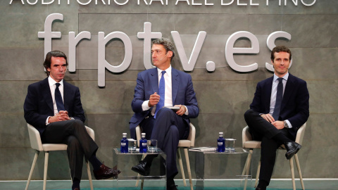 El expresidente del Gobierno José María Aznar, junto al director de la fundación Rafael del Pino, Vicente J. Montes Gan, y el presidente del PP, Pablo Casado, durante la presentación de su libro 'El futuro es hoy', en Madrid. EFE/Javier Lopez El expresidente del Gobierno José María Aznar, junto al director de la fundación Rafael del Pino, Vicente J. Montes Gan, y el presidente del PP, Pablo Casado, durante la presentación de su libro 'El futuro es hoy', en Madrid. EFE/Javier Lopez