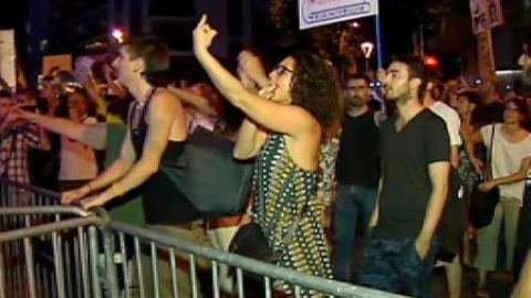 Cientos de personas protestan ante la sede del PP en Barcelona Cientos de personas protestan ante la sede del PP en Barcelona