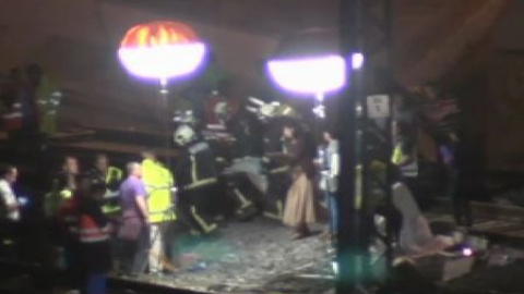 Decenas de bomberos trabajan sin descanso para encontrar a gente con vida Decenas de bomberos trabajan sin descanso para encontrar a gente con vida
