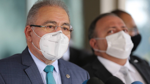 Marcelo Queiroga (izq) es el cuarto ministro de sanidad que gestionará la pandemia en Brasil. Sucede en el cargo al general Eduardo Pazuello (dcha). FÁBIO RODRIGUES POZZEBOM/ AGÊNCIA-BRASIL.