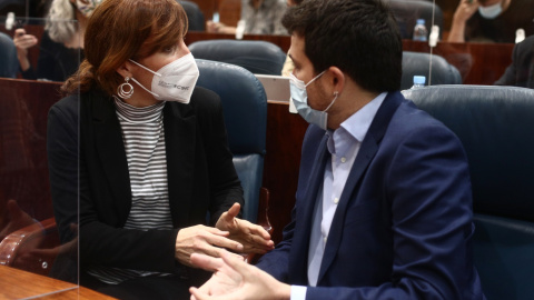 La diputada de Más Madrid en la Asamblea de Madrid, Mónica García, conversa con el portavoz de Más Madrid en la Asamblea de Madrid, Pablo Gómez Perpinyà, durante una sesión extraordinaria en la Asamblea de Madrid (España), a 21 de enero de 2021. La diputada de Más Madrid en la Asamblea de Madrid, Mónica García, conversa con el portavoz de Más Madrid en la Asamblea de Madrid, Pablo Gómez Perpinyà, durante una sesión extraordinaria en la Asamblea de Madrid (España), a 21 de enero de 2021.