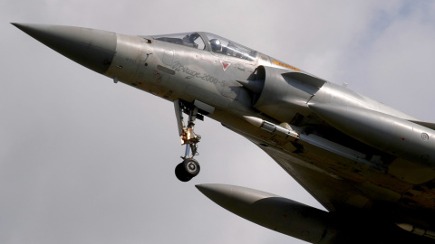 Un avión de combate Mirage 2000-5 de la Fuerza Aérea de Taiwán sobrevolando la isla. Un avión de combate Mirage 2000-5 de la Fuerza Aérea de Taiwán sobrevolando la isla.