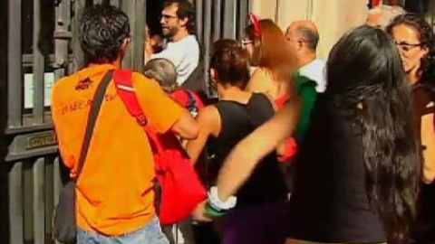 La PAH toma una sede del banco Santander en Barcelona La PAH toma una sede del banco Santander en Barcelona