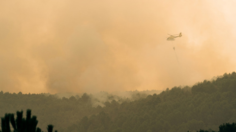 Medios aéreos trabajan este domingo para sofocar el fuego declarado el pasado viernes en Santa Cruz del Valle, en Ávila. Medios aéreos trabajan este domingo para sofocar el fuego declarado el pasado viernes en Santa Cruz del Valle, en Ávila.