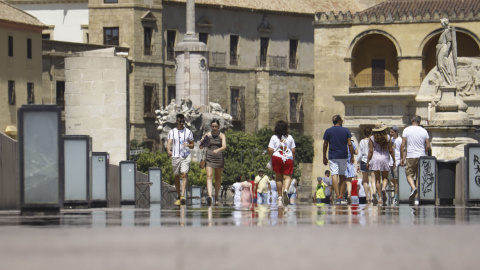 Turistas pasean el pasado 6 de agosto por el puente romano de Córdoba con botellas de agua y abanicos por las altas temperaturas registradas en Córdoba con aviso amarillo por calor. Turistas pasean el pasado 6 de agosto por el puente romano de Córdoba con botellas de agua y abanicos por las altas temperaturas registradas en Córdoba con aviso amarillo por calor.