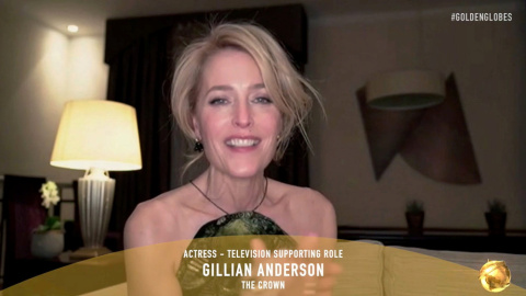 Gillian Anderson acepta la Mejor Actriz en un Papel de Reparto de Televisión por "The Crown" Gillian Anderson acepta la Mejor Actriz en un Papel de Reparto de Televisión por "The Crown"