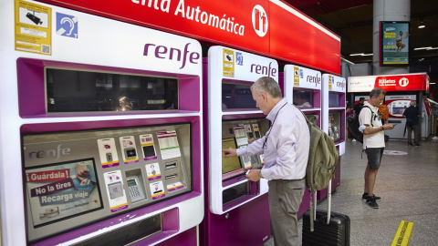 09/08/2022 Una persona en una de las máquinas de venta de billetes en la estación Madrid-Atocha Cercanías, a 8 de agosto de 2022, en Madrid. 09/08/2022 Una persona en una de las máquinas de venta de billetes en la estación Madrid-Atocha Cercanías, a 8 de agosto de 2022, en Madrid.