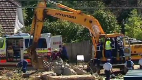 Un joven se clava una barra de hierro en la cabeza mientras trabajaba Un joven se clava una barra de hierro en la cabeza mientras trabajaba