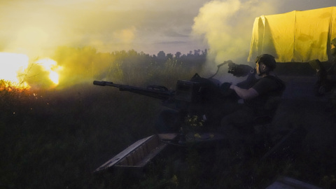 Soldados ucranianos disparan fuego de artillería en la región de Járkov, al noreste del país, fronteriza con Rusia. Soldados ucranianos disparan fuego de artillería en la región de Járkov, al noreste del país, fronteriza con Rusia.