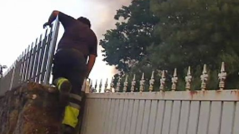 Los vecinos consiguen salvar de las llamas dos casas de Sabadelle Los vecinos consiguen salvar de las llamas dos casas de Sabadelle