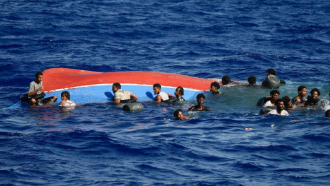 11/08/2022. Vista del barco volcado, mientras las personas esperan la actuación de los operarios, a 11 de agosto de 2022. 11/08/2022. Vista del barco volcado, mientras las personas esperan la actuación de los operarios, a 11 de agosto de 2022.