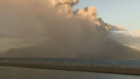 Un volcán en Japón llena las calles de ceniza Un volcán en Japón llena las calles de ceniza