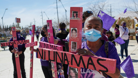 Mujeres sostienen cruces en la que se lee: "Ni una más" en Ciudad Juarez, México Mujeres sostienen cruces en la que se lee: "Ni una más" en Ciudad Juarez, México