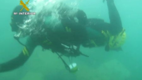 Imágenes de la Guardia Civil examinando los bloques de hormigón Imágenes de la Guardia Civil examinando los bloques de hormigón