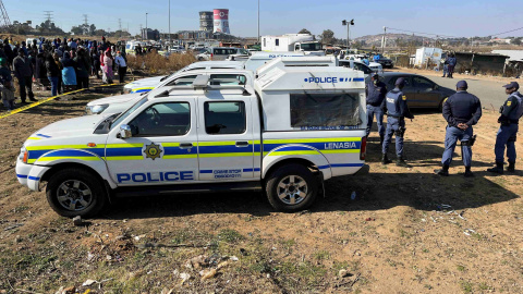 La policía acordona la escena donde 15 personas fueron asesinadas por desconocidos dentro de una taberna, en Nomzamo, Soweto, Johannesburgo, Sudáfrica, el 10 de julio de 2022. La policía acordona la escena donde 15 personas fueron asesinadas por desconocidos dentro de una taberna, en Nomzamo, Soweto, Johannesburgo, Sudáfrica, el 10 de julio de 2022.
