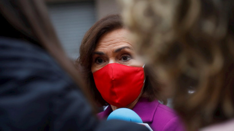 La vicepresidenta primera del Gobierno, Carmen Calvo, atiende a la prensa a su llegada este lunes al Tribunal Constitucional