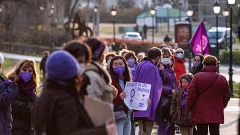 Decenas de personas participan en una cadena humana organizada por la Asociación Feminista y el Colectivo Feminista de Toledo. Decenas de personas participan en una cadena humana organizada por la Asociación Feminista y el Colectivo Feminista de Toledo.