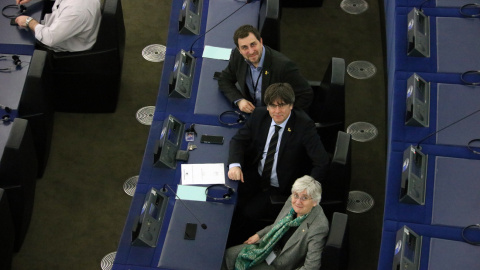 Els eurodiputats Toni Comín, Clara Ponsatí i Carles Puigdemont al seu escó a la seu del Parlament Europeu a Estrasburg, el 10 de febrer del 2020. Els eurodiputats Toni Comín, Clara Ponsatí i Carles Puigdemont al seu escó a la seu del Parlament Europeu a Estrasburg, el 10 de febrer del 2020.