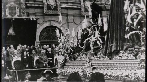 Franco ante una procesión tras la "toma" de la capital andaluza.