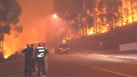 Centenares de personas desalojadas por un incendio declarado en Ribeira Centenares de personas desalojadas por un incendio declarado en Ribeira