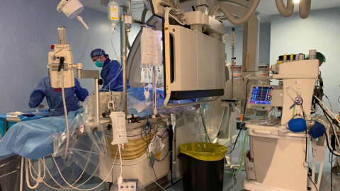 La sala de radiologia intervencionista durant la realització d'una trombectomia mecànica a un pacient que havia patit un ictus isquèmic. La sala de radiologia intervencionista durant la realització d'una trombectomia mecànica a un pacient que havia patit un ictus isquèmic.