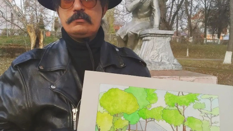 Selim posando junto a una de sus obras al lado de un monumento a Pushkin en Riazan Selim posando junto a una de sus obras al lado de un monumento a Pushkin en Riazan