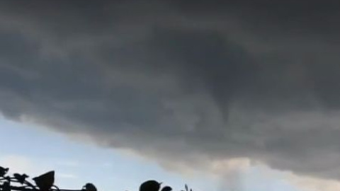 Un tornado golpea dos barrios de Tokio Un tornado golpea dos barrios de Tokio