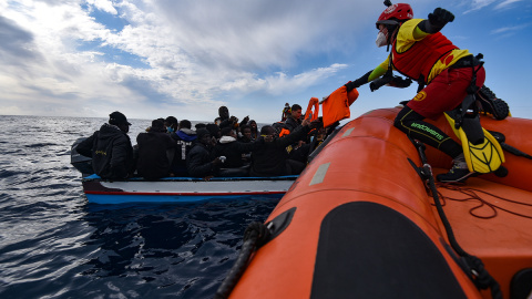 Imagen de archivo de miembros de la ONG Open Arms durante una asistencia a migrantes que salieron de las costas de Libia, a 5 de marzo de 2022. Imagen de archivo de miembros de la ONG Open Arms durante una asistencia a migrantes que salieron de las costas de Libia, a 5 de marzo de 2022.