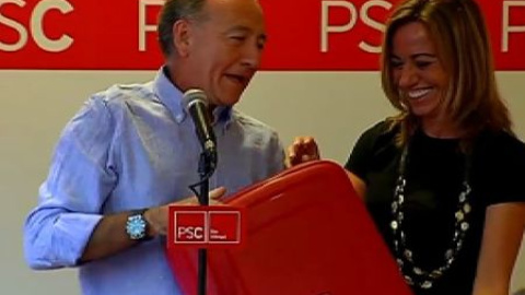 Regalan una maleta roja y un billete de avión de ida y vuelta a Chacón Regalan una maleta roja y un billete de avión de ida y vuelta a Chacón