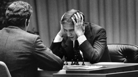 1/8/22 Bobby Fischer se lleva las manos a la cabeza al advertir su error en la primera partida del campeonato del mundo de 1972 1/8/22 Bobby Fischer se lleva las manos a la cabeza al advertir su error en la primera partida del campeonato del mundo de 1972