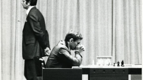 1/8/22 Spassky pasea mientras Fischer piensa su jugada 1/8/22 Spassky pasea mientras Fischer piensa su jugada