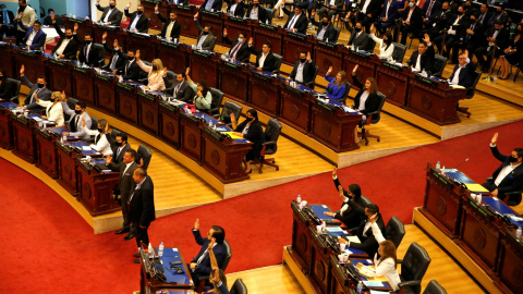 01/05/2021. El Congreso salvadoreño votando la destitución de los magistrados de la Corte Suprema. - Reuters 01/05/2021. El Congreso salvadoreño votando la destitución de los magistrados de la Corte Suprema. - Reuters