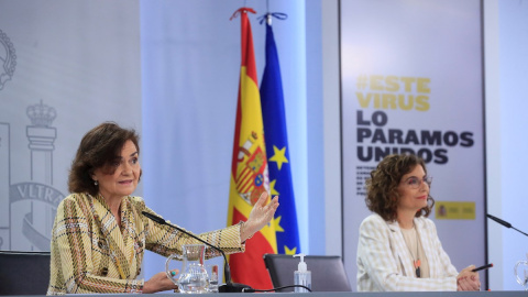 La portavoz del Gobierno y ministra de Hacienda, María Jesús Montero, junto con vicepresidenta primera del Gobierno, Carmen Calvo, durante la rueda de prensa tras el Consejo de Ministros. La portavoz del Gobierno y ministra de Hacienda, María Jesús Montero, junto con vicepresidenta primera del Gobierno, Carmen Calvo, durante la rueda de prensa tras el Consejo de Ministros.