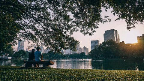Fotografía de una pareja en un parque en la ciudad de Bangkok, Tailandia. Fotografía de una pareja en un parque en la ciudad de Bangkok, Tailandia.