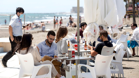 Varias personas disfrutan del buen tiempo en los chiringuitos de la playa de La Misericordia de Málaga el pasado sábado 1 de mayo. Varias personas disfrutan del buen tiempo en los chiringuitos de la playa de La Misericordia de Málaga el pasado sábado 1 de mayo.