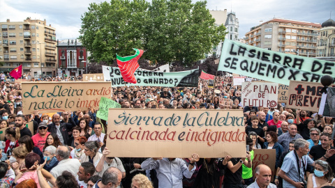Protestas contra la Junta de Castilla y León por el incendio producido en la Sierra de la Culebra (Zamora) a 21 de junio de 2022. Protestas contra la Junta de Castilla y León por el incendio producido en la Sierra de la Culebra (Zamora) a 21 de junio de 2022.