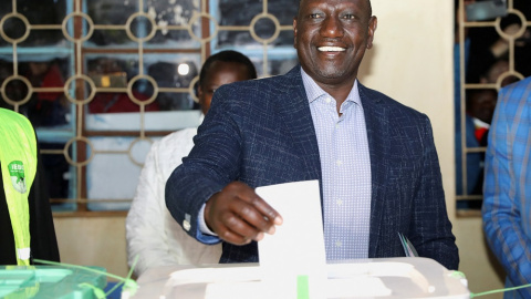 10/09/2022. El candidato de 'Kenia Primero', William Ruto, deposita su voto en una urna, a 9 de agosto de 2022. 10/09/2022. El candidato de 'Kenia Primero', William Ruto, deposita su voto en una urna, a 9 de agosto de 2022.